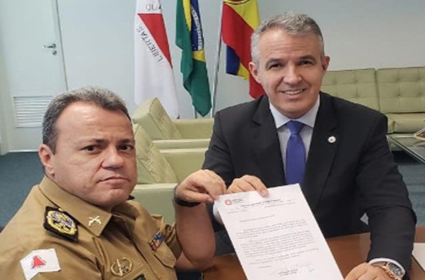 Comandante Geral da PM recebe requerimento do Deputado. Foto: Divulgação