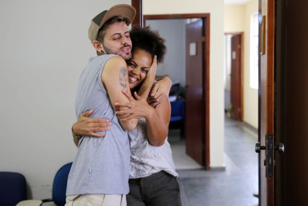 Renan e Raíssa Rosa, idealizadora dos projetos Casa Cultural do Morro e Pérolas Negras. Foto: Guilherme Alves/VD