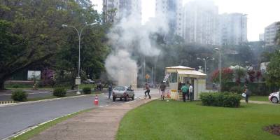 Fumaça assustou quem passava pelo local. Foto cedida por leitor do VD