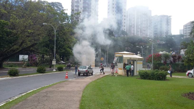 Fumaça assustou quem passava pelo local. Foto cedida por leitor do VD