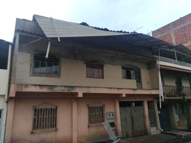 A cobertura desta outra casa se soltou e ameaça cair sobre a rua. Foto: cedida por leitor do VD