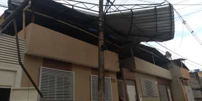 Telhado de unidade de saúde foi parar em cima de outra casa. Foto: Cedida por leitor do VD