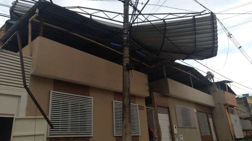 Telhado de unidade de saúde foi parar em cima de outra casa. Foto: Cedida por leitor do VD