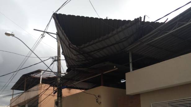 Estrutura retorcida está apoiada na rede elétrica. Foto: cedida por leitor do VD
